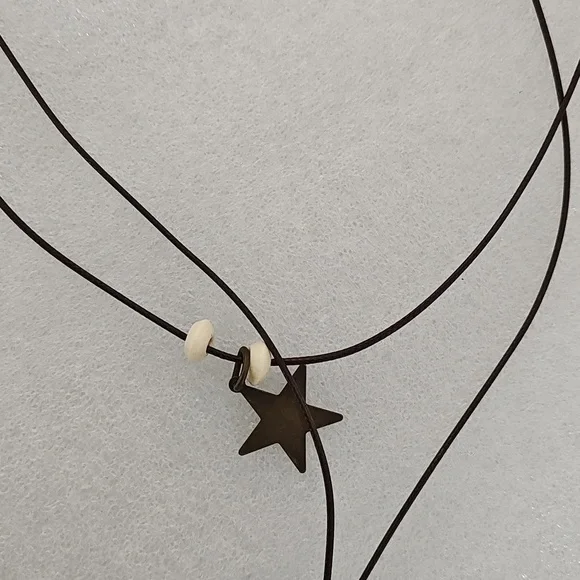 Elegant Black and Brown Feather 🪶 Pendant Necklace - Picture 4 of 5